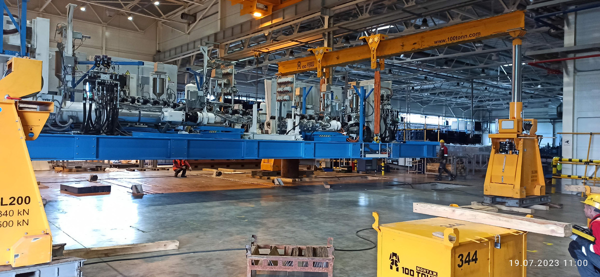 Монтаж тяжелых узлов машины для производства бензобаков