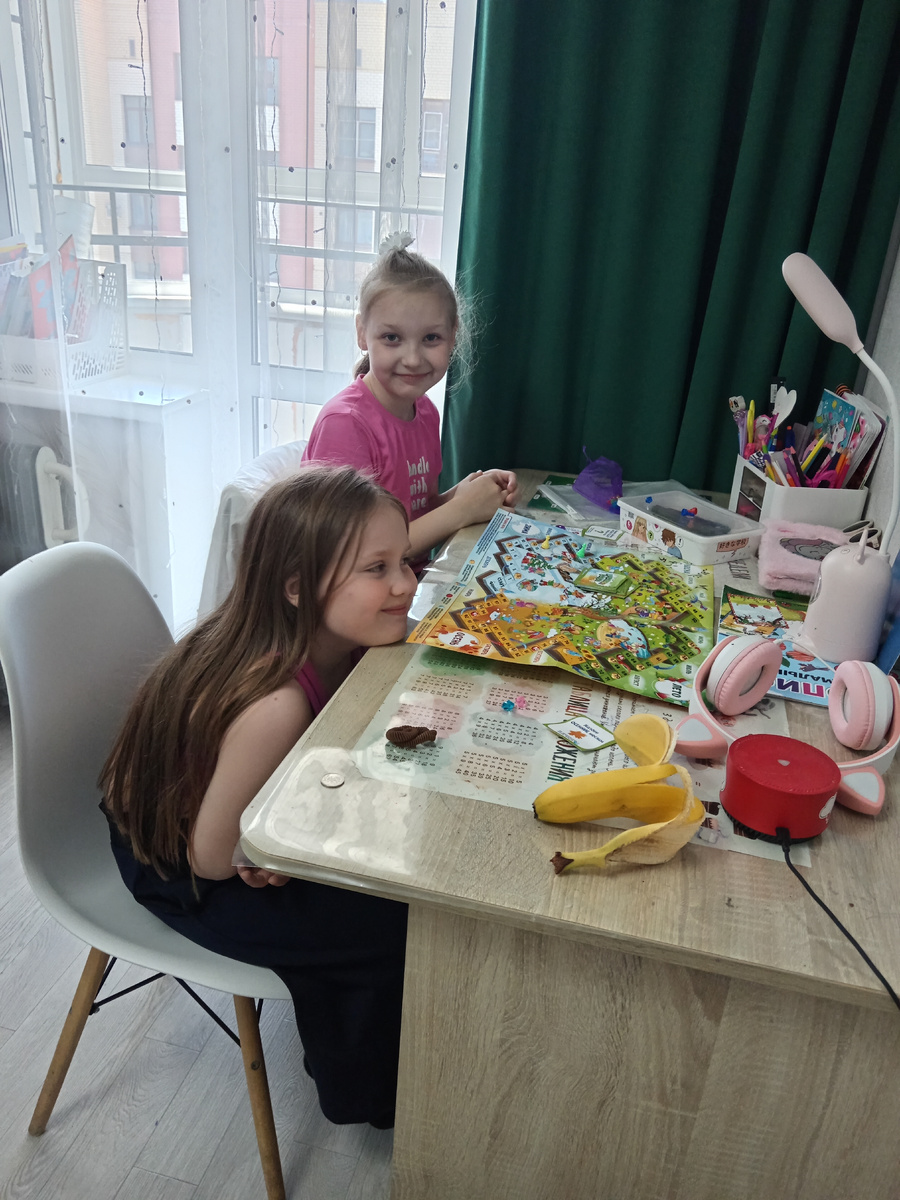 Варя с подружкой Дашей