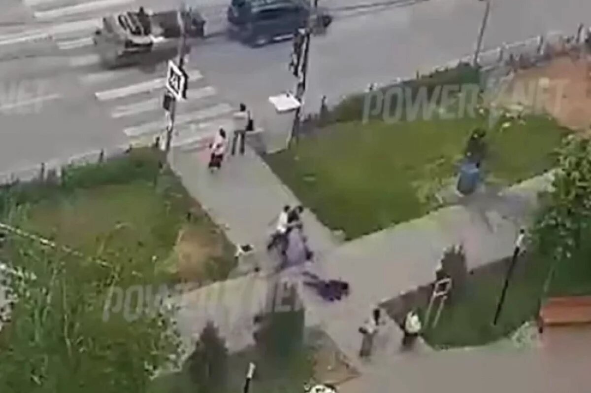    Волжане клянут самокатчика, уложившего женщину на тротуар – видео