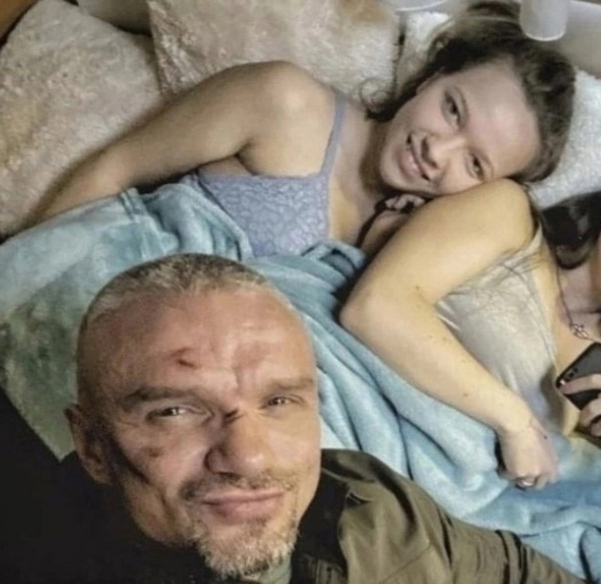 Владимир Епифанцев со своими возлюбленными