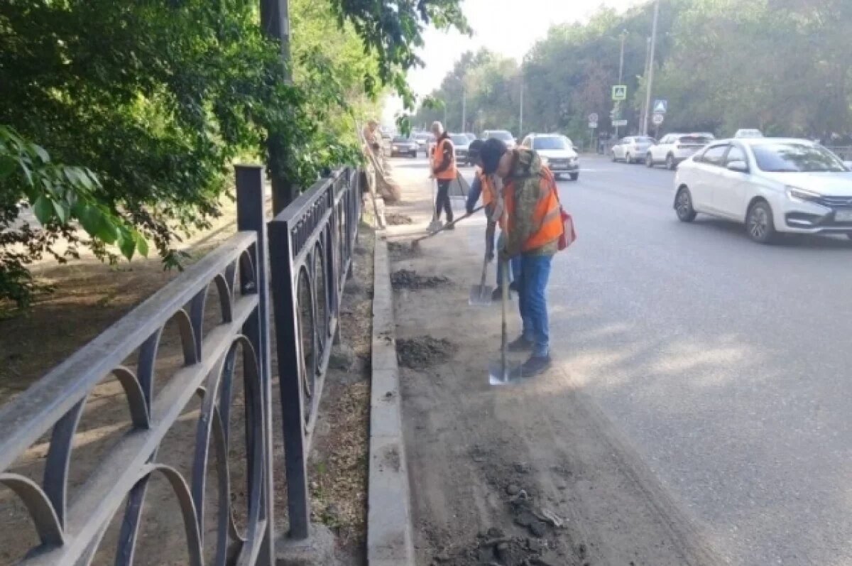    В Астрахани продолжают наводить чистоту после длинных выходных