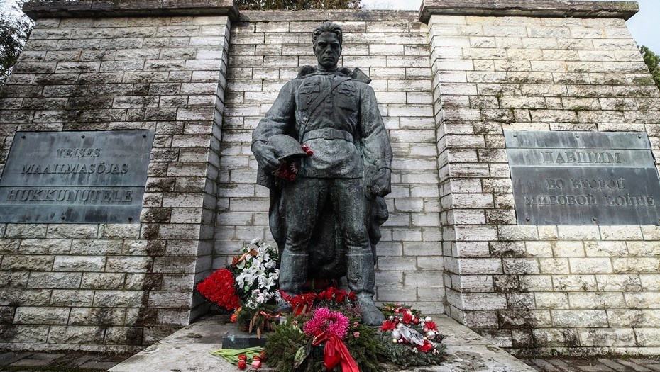    Памятнику Воину-освободителю ("Бронзовый солдат"). Таллин, Эстония. Автор фото: Валерий Шарифулин/ТАСС