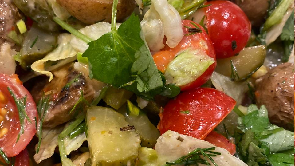 Быстрый салат с овощами и жареной картошкой - рецепт без майонеза
