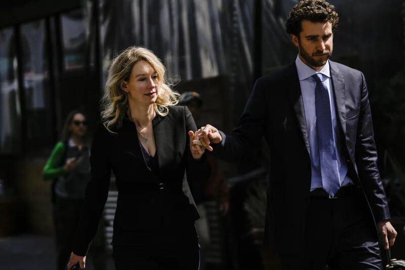 Бывший генеральный директор Theranos Элизабета Холмс и ее партнер Билли Эванс после слушания в суде Роберта Е. Пекхэма в Сан-Хосе, Калифорния, 17 марта 2023 года. Эванс собрал миллионы долларов для нового стартапа в области здравоохранения, в котором Холмс выступает в качестве консультанта.
