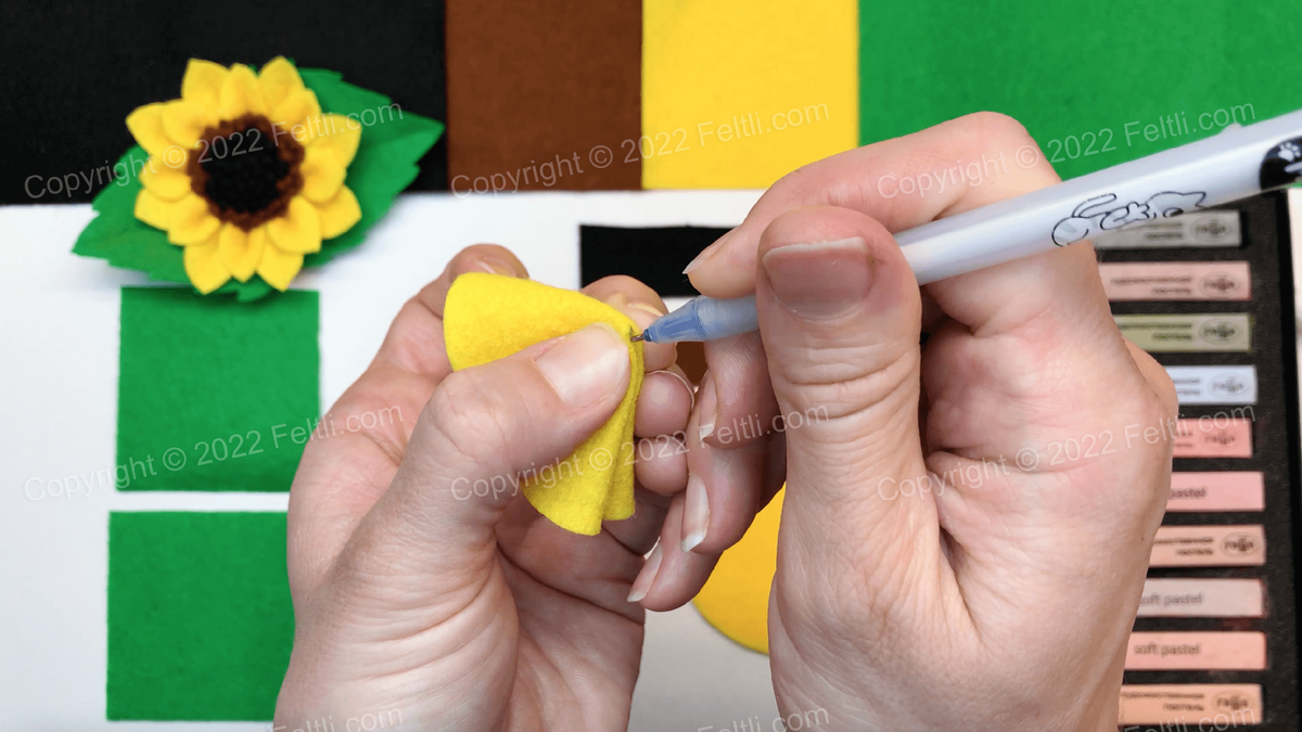 Шаг 2. Складываем круг на четыре половины, чтобы отметить центр (то же самое делаем и со вторым кругом). 