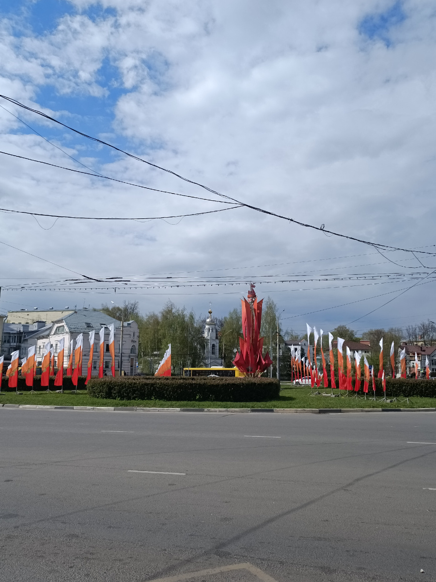 пл. Октябрьская в праздничном убранстве. 