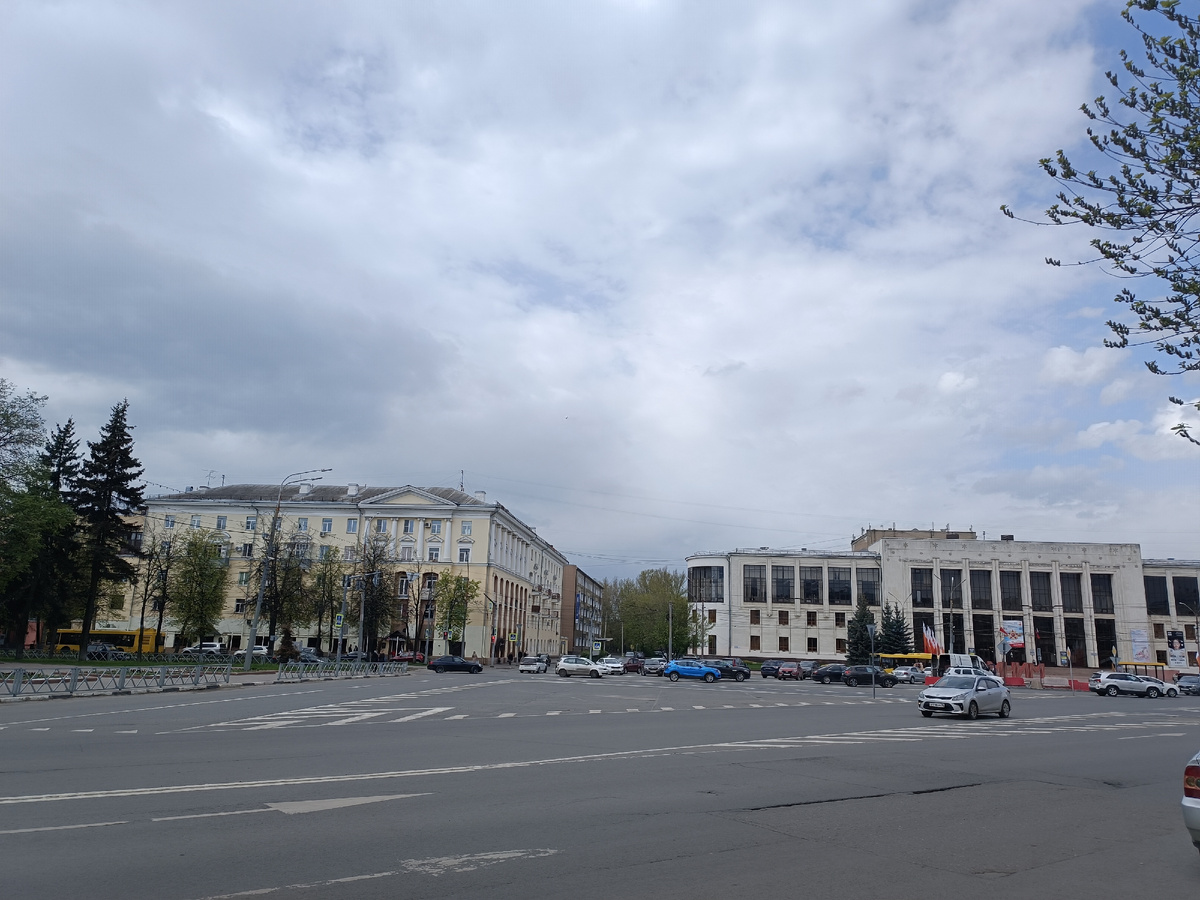 В доме, что виднеется за светлой Сталинкой, я жила какое-то недолгое время.