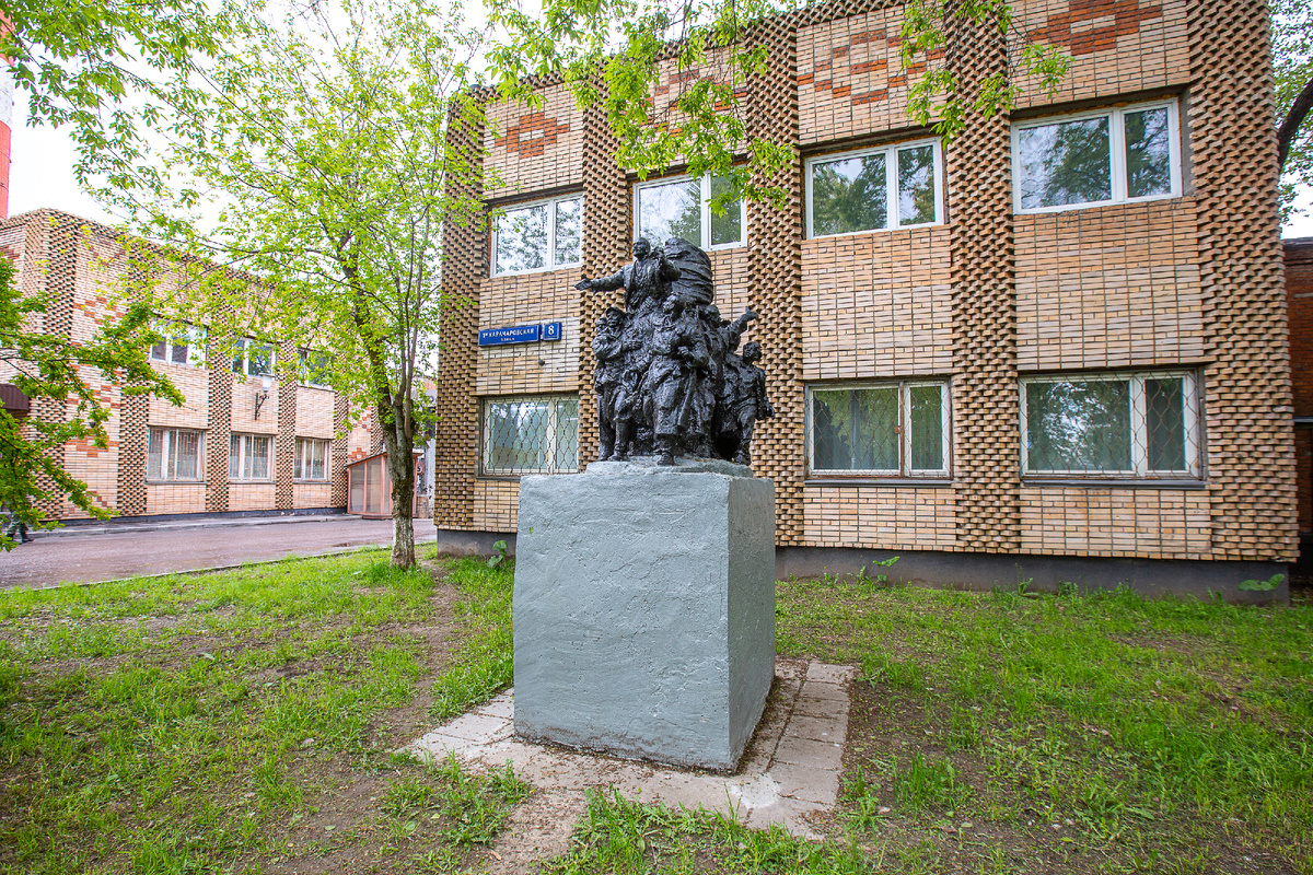 Скульптурная композиция "Ленин и рабочие". Москва. Фото автора статьи 