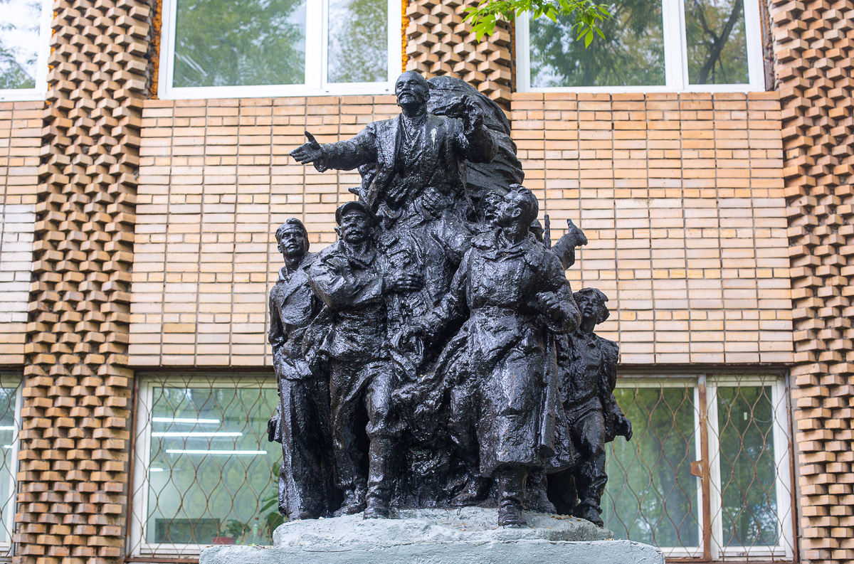 Скульптурная композиция "Ленин и рабочие". Москва. Фото автора статьи 