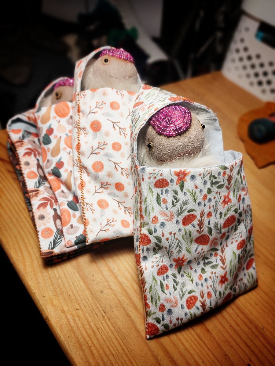 Искуственные мех и замша, чешский бисер и польский сатиновый хлопок