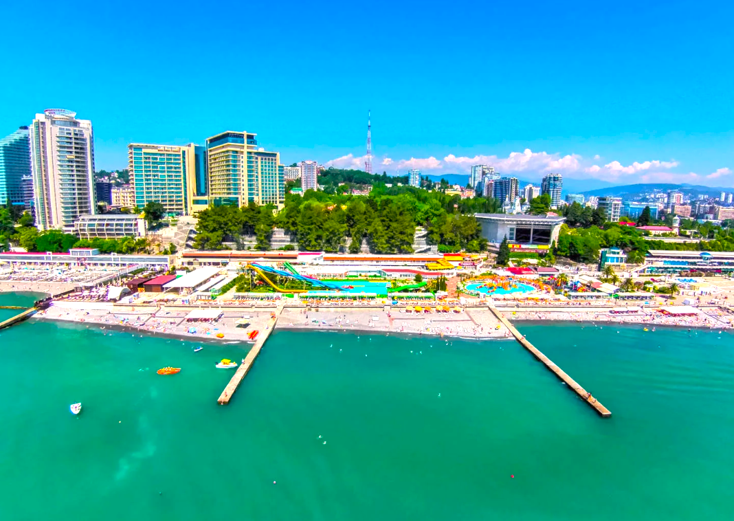 В Сочи можно и на пляже полежать и парк развлечений посетить