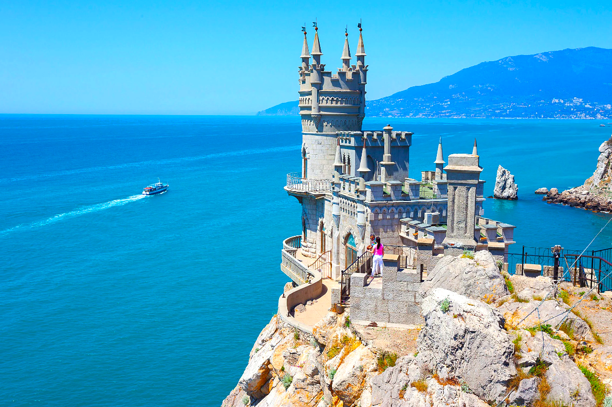 В Ялту едут, чтобы насладиться целебным воздухом, горами, древними замками и теплым морем