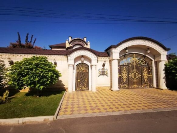    Ворота особняка Алексея Сафонова. Фото: t.me/Hinshtein