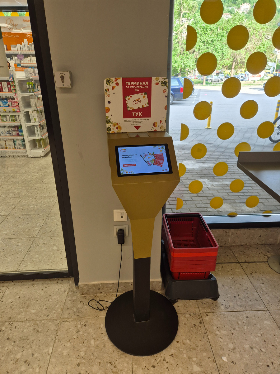 Вот такой целый отдельный терминал для регистрации.