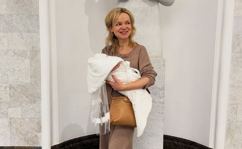 на фото Виталина Цымбалюк-Романовская с новорожденной дочерью 