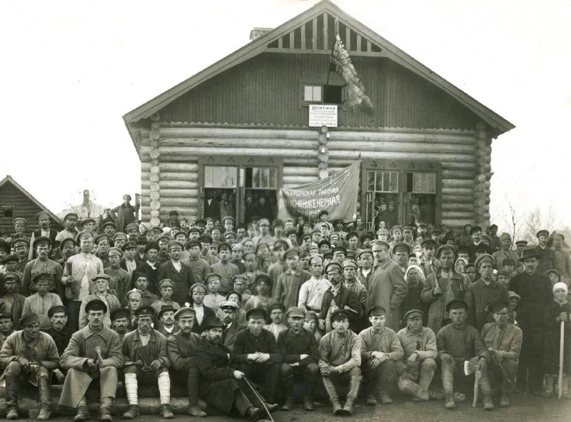 После субботника 1920 года - свежепостроенный дом