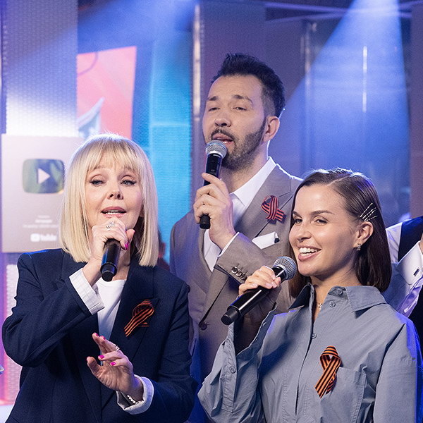     Денис Клявер, Валерия и Татьяна Куртукова стали участниками музыкального флешмоба ко Дню Победы