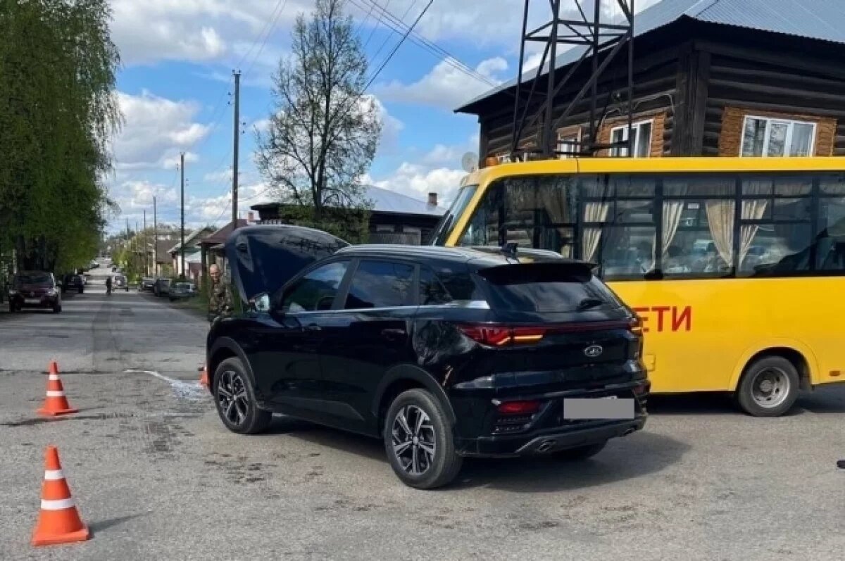    Дети возвращались из школы.