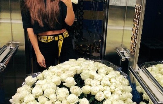 Предположительно Анна Седокова с букетом белых роз, фото из открытых источников