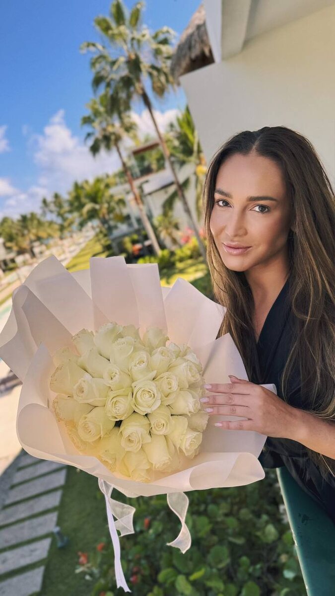 Ольга Бузова с букетом белых роз от неизвестного поклонника, на острове Куба, фото из ТГ певицы
