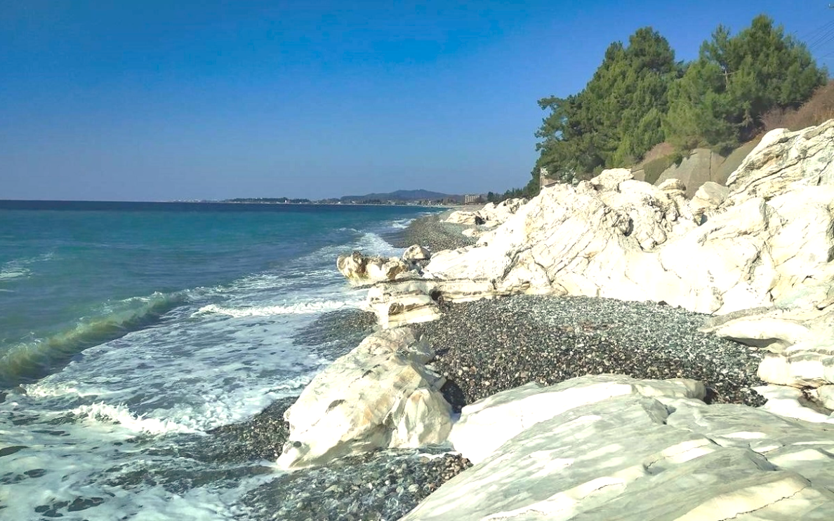 Абхазия, пляж Белые скалы