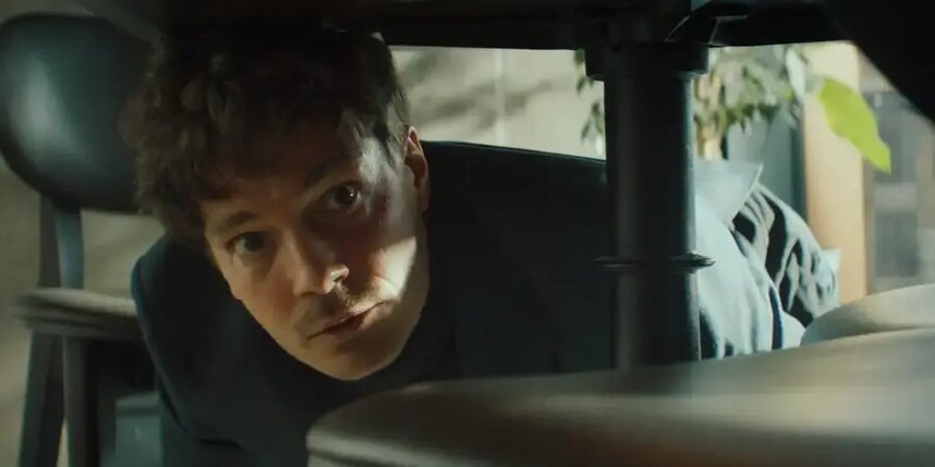    Неудачник Юра Афанасьев (Максим Матвеев) даже представить не мог, в какую переделку попадёт, только приехав в Москву"Иви"