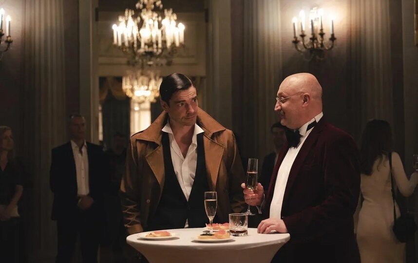    Алексей Воронов (Максим Матвеев) и Аркадий Свинцицкий (Гоша Куценко) обсуждают детали предстоящей сделки"Иви"