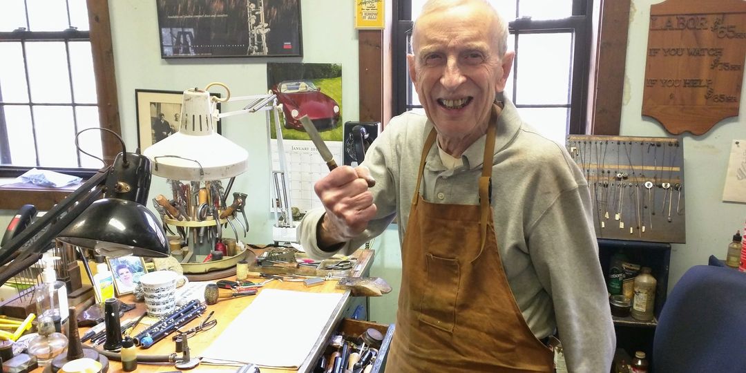 Хотел подзаработать для "поддержки штанов" на пенсии, а начал получать больше, чем в молодости: история мирового деда!