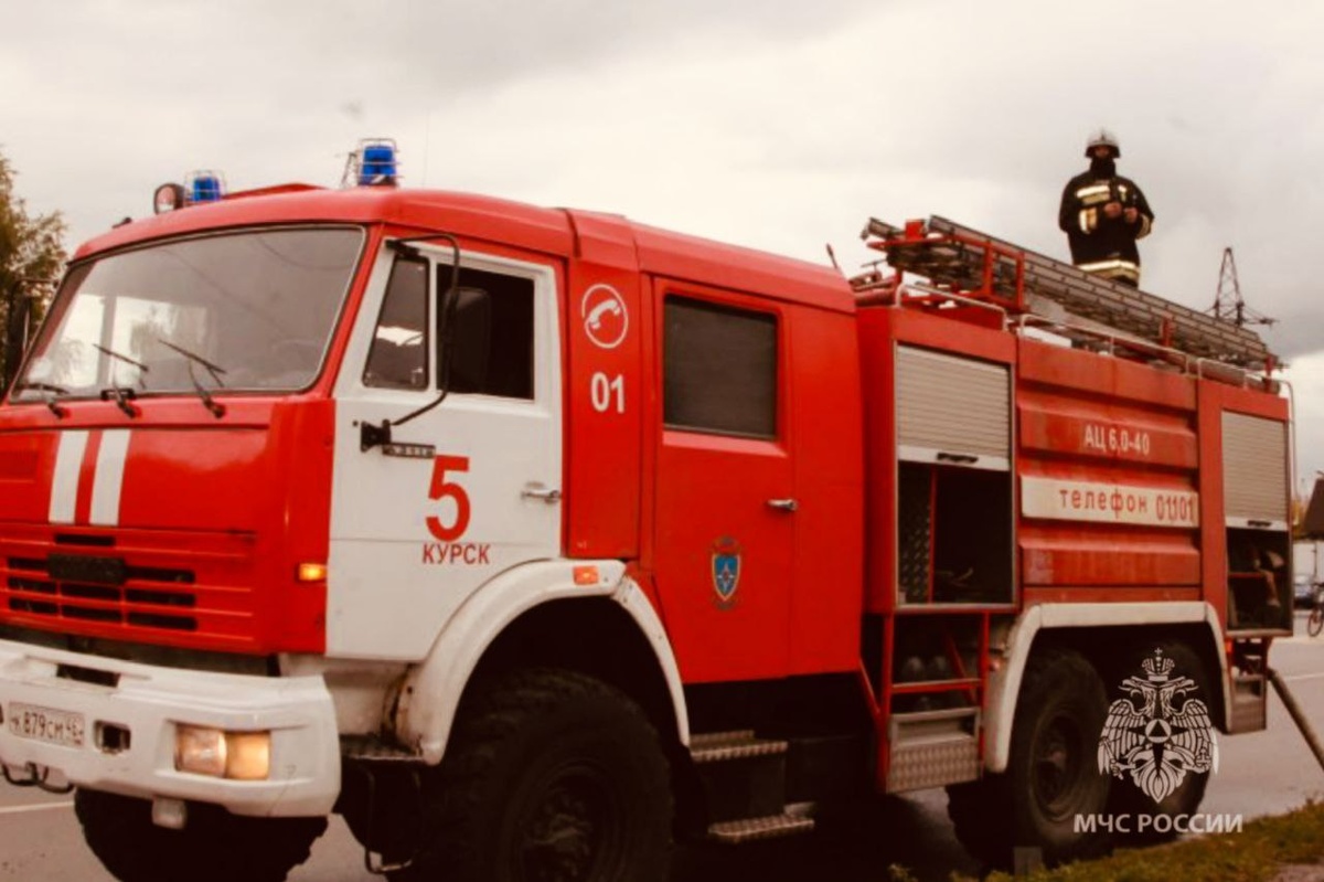    В Курске горят нежилые хозпостройки