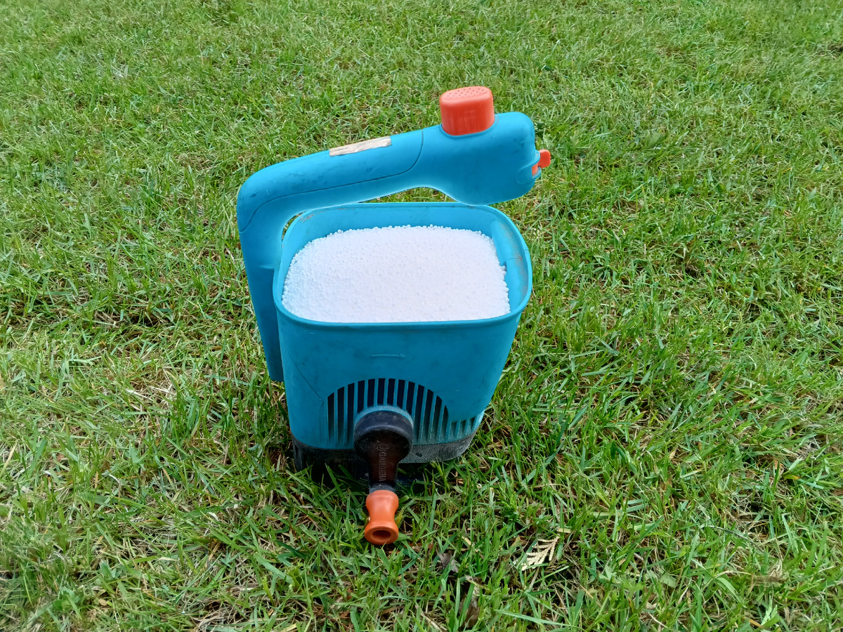 Разбрасыватель удобрений ручной