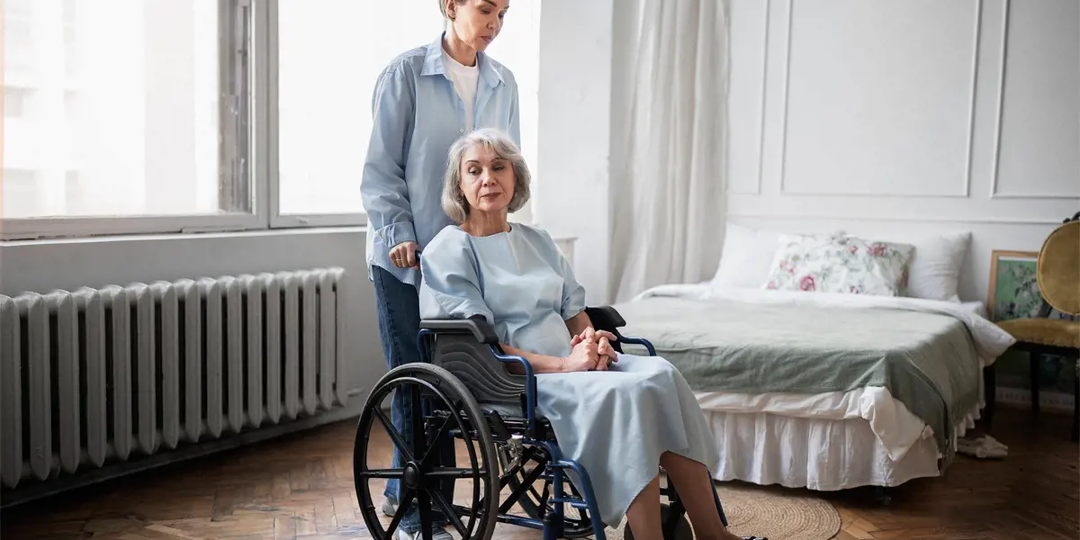 "Уход за близкими после 1 июля 2025: Как не потерять пенсионные баллы и не нарваться на штрафы?"