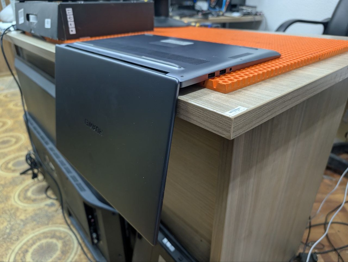 Вот так нужно перевернуть ноутбук.