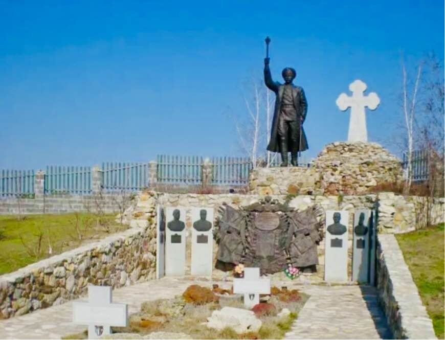 Памятник атаману Петру Краснову уже снесён. хотя создатель мемориала Мелихов уверял, что памятник установлен не в честь именно Краснова, а это лишь некий собирательный образ донского атамана. Фото автора канала