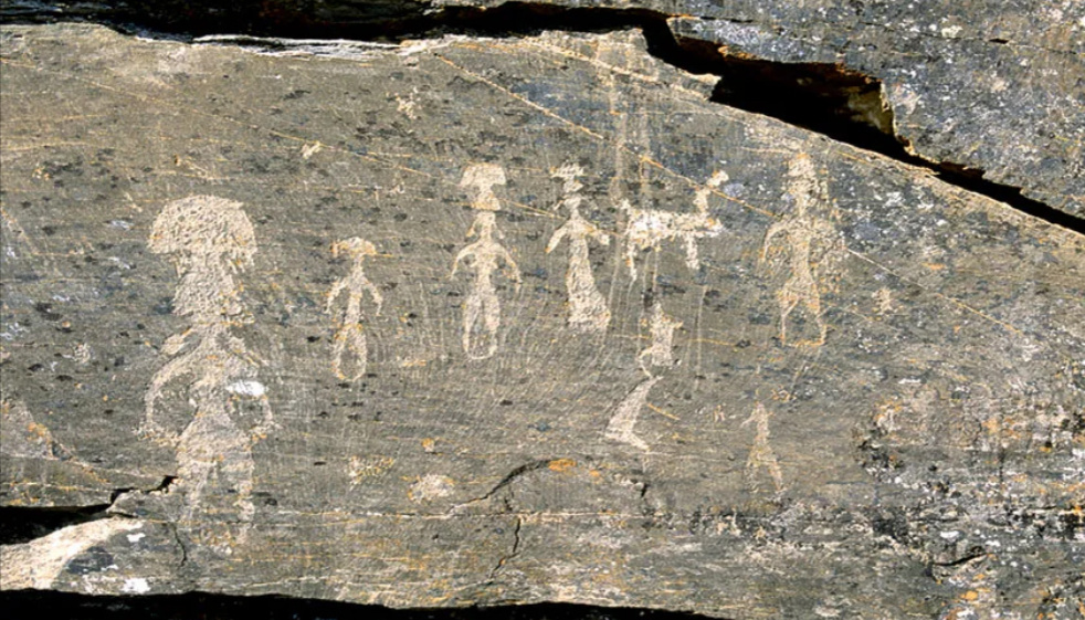 Наскальные рисунки из долины реки Пегтымель с людьми грибами. Фото из мети