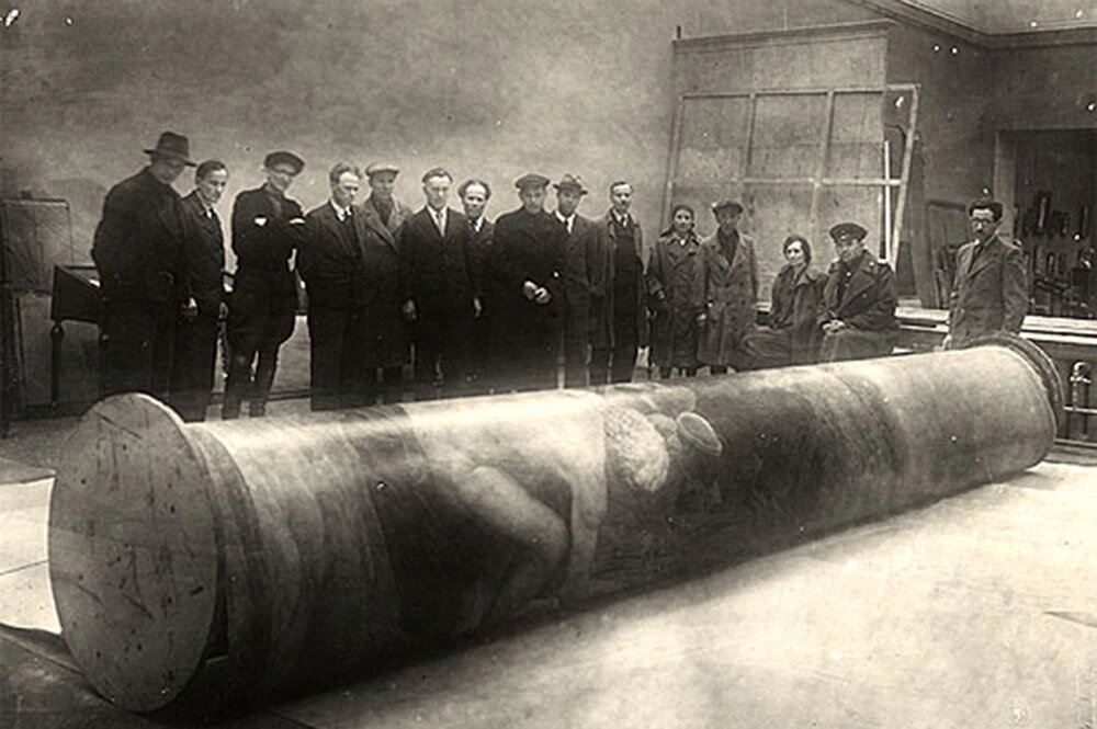    Распаковка картины А.А.Иванова «Явление Христа народу» после эвакуации. Москва. 1944 год. Фото: Государственная Третьяковская галерея