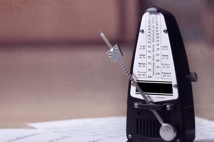     Как работает метроном и почему его ругал Ринго Старр? Узнайте простой ответ!