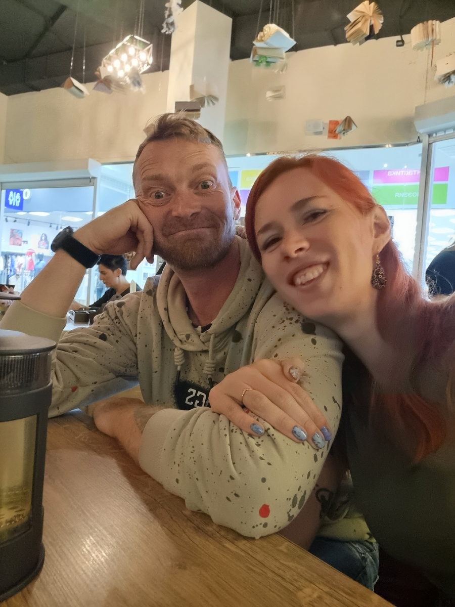 Мы с мужем. Обожаю его дурацкие фотки! Однажды, за их публикацию, он мне даст в лоб)))