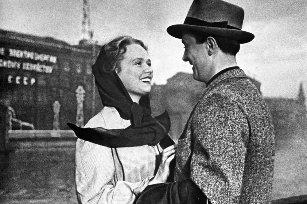    1954 год. Кадр из фильма режиссера Ивана Пырьева «Испытание верности». Варя Лутонина - актриса Нина Гребешкова, Игорь Варенцов - артист Олег Голубицкий. Фото:  РИА Новости