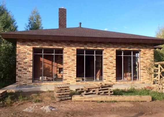 Этот кирпичный домовладелец лчень хорошо сэкономил на кирпиче за счет больших окон