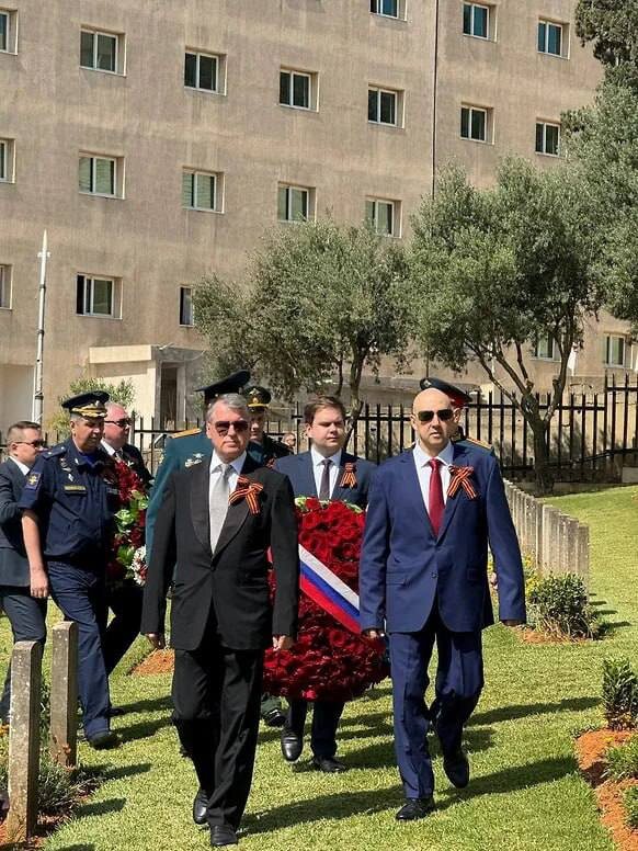 Возложение цветов в Алжире к могиле советского солдата. 9 мая 2025 года.