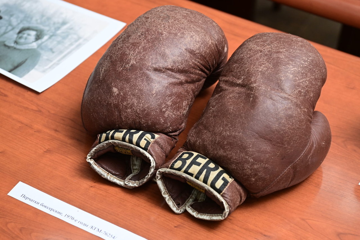   Боксерские перчатки из Германии, подаренные Павлу Сепсякову. Фото: "Республика" / Сергей Юдин