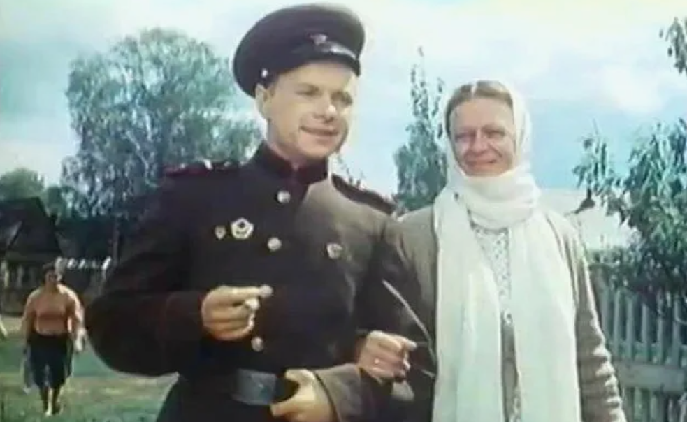 Иван Бровкин пришел в отпуск в родную деревню. Кадр из комедии "Солдат Иван Бровкин"