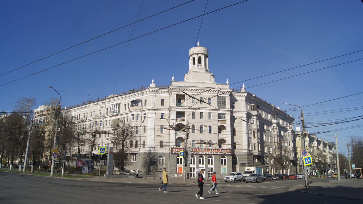 Детская библиотека, дом с башенкой на перекрестке просп. Ленина и ул. Первомайской, 13.04.2024 года