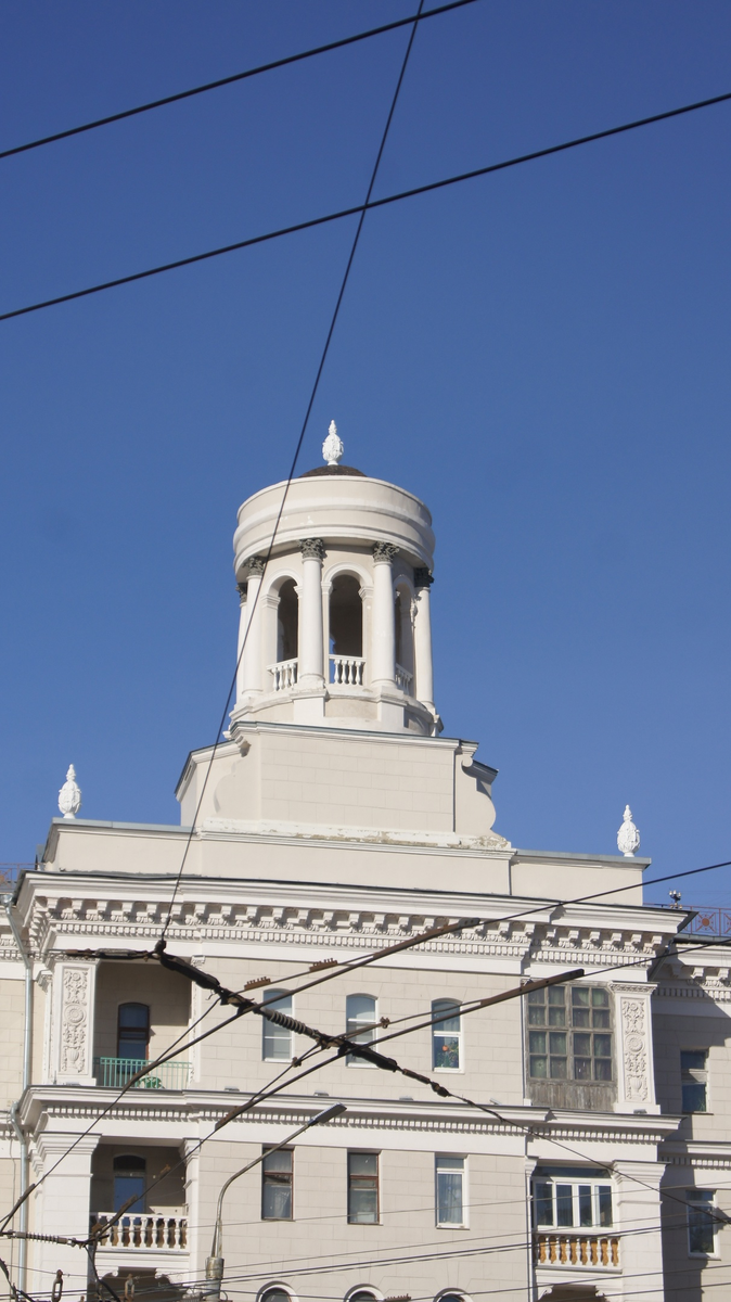 Детская библиотека, дом с башенкой на перекрестке просп. Ленина и ул. Первомайской, 13.04.2024 года