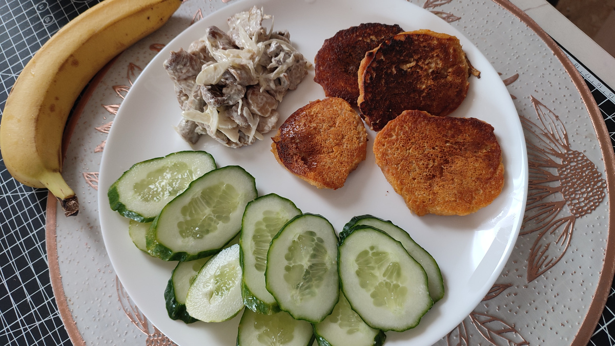 Обед: нутовые оладьи, огурец, грузди с луком и майонезом, банан