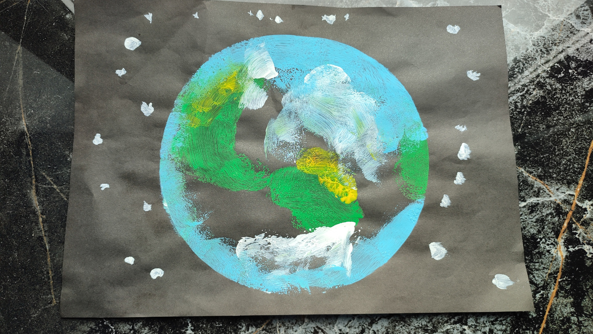 Рисунок нарисован в детском саду. Видимо, лист с кругом им дают, а шар и вокруг шара надо раскрасить