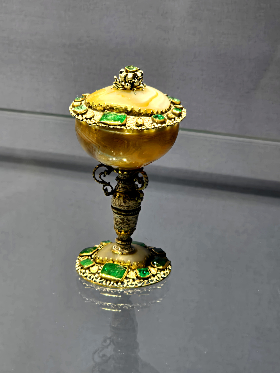 Чашечка с крышечкой, Западная Европа, конец 17 века, оникс, золото, изумруды, эмаль. Из экспонатов выставки.