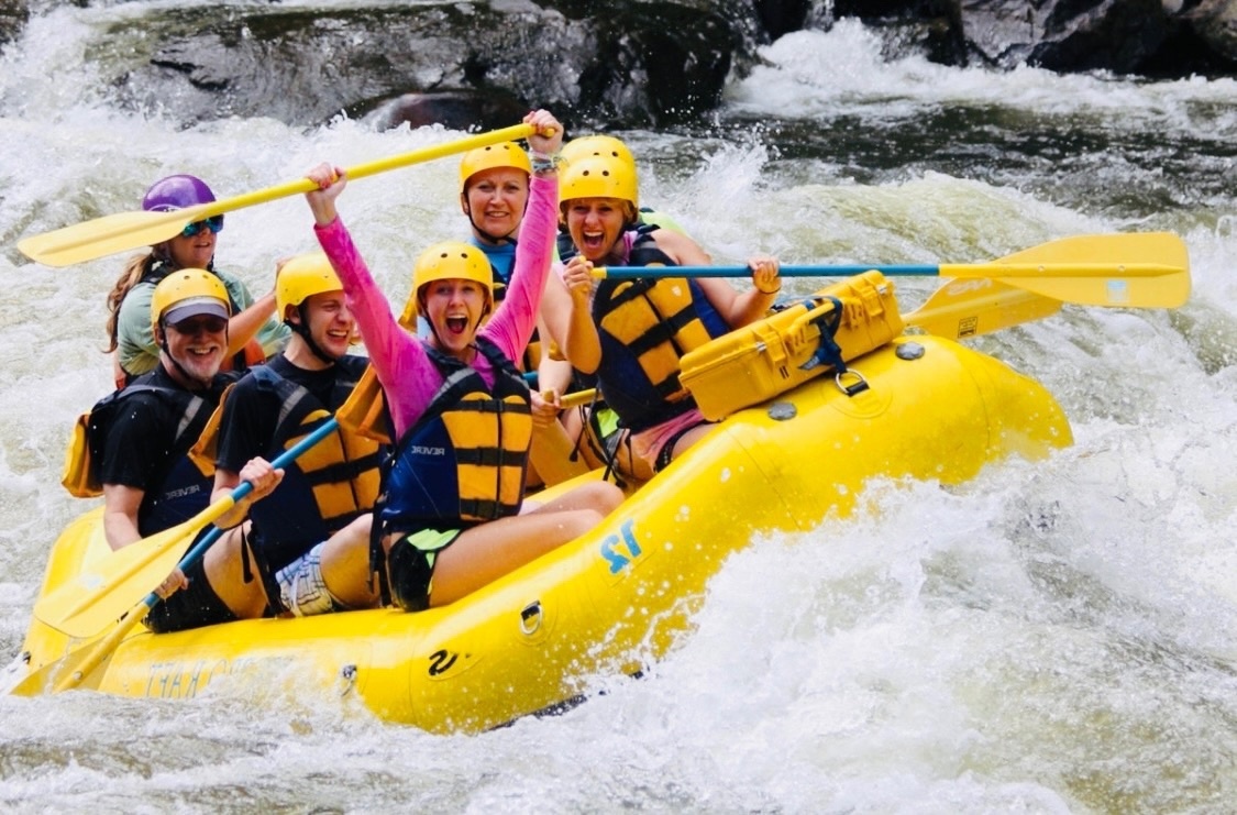 так выглядит лодка с туристами во время рафтинга