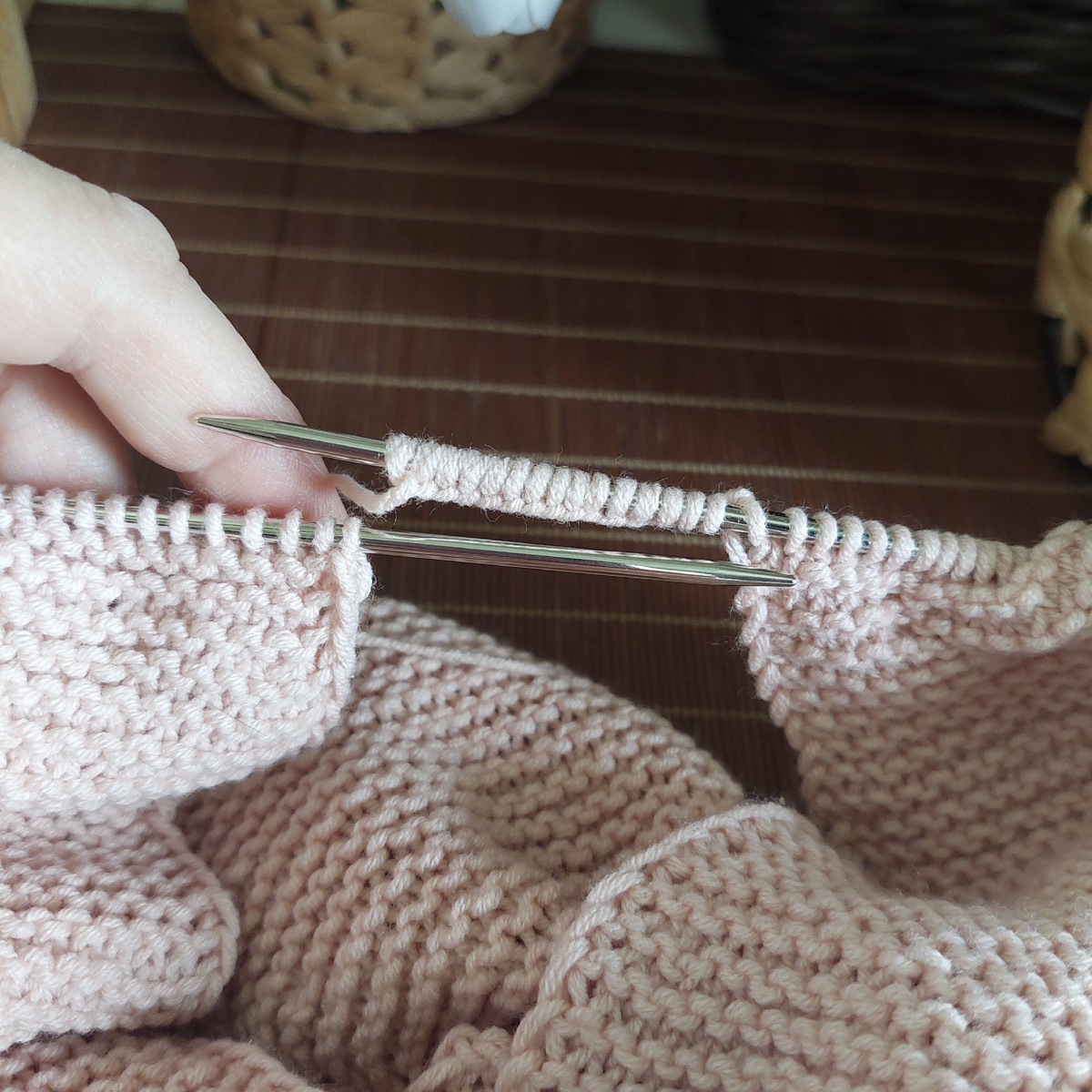 Добираем петли второго подреза и замыкаем ряд.