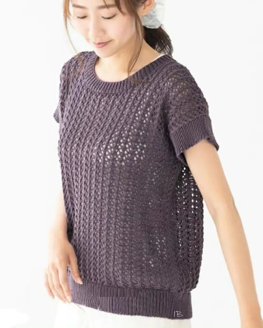 Ажурный топ, связанный спицами в минималистичном дизайне